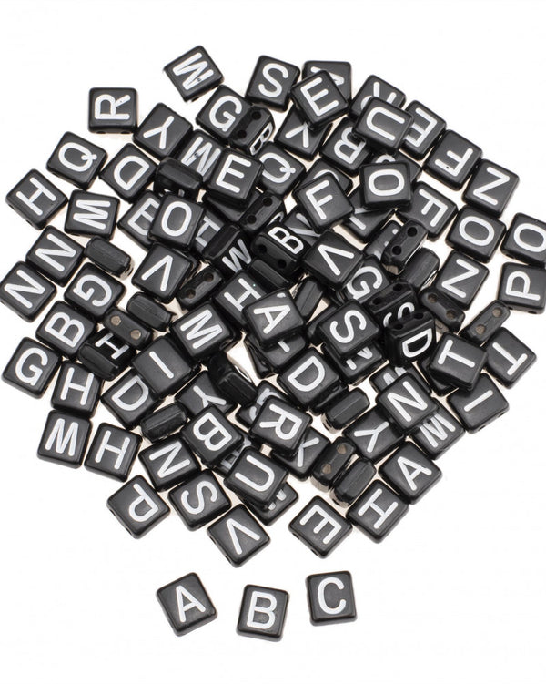 Perles cubes en plastique avec trou alphabet noir/blanc