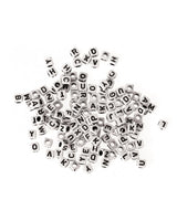 Perles cubes en plastique percés 50g Alphabet noir/blanc 5x5mm