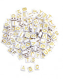 Perles cubes en plastique avec trou alphabet blanc/or